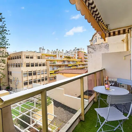 Climatise Avec Balcon A Menton